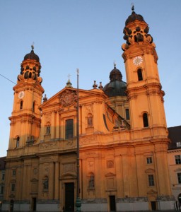 City Highlight Tour der Pedalhelden in München, Theatiner Kirche City_Highlight_Tour_Munich_Theatiner_Church_Sunrise